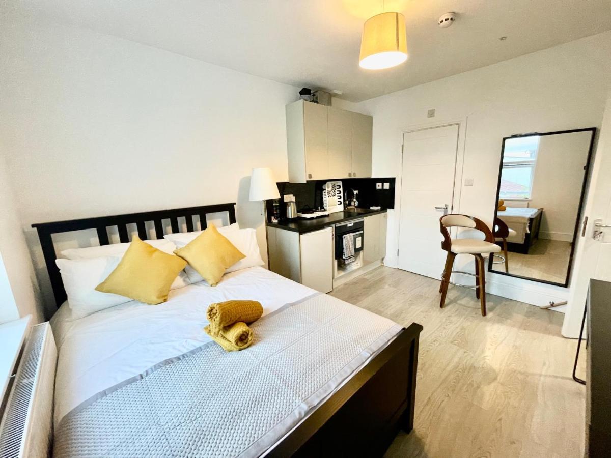 Lovely Self Contained Studio Now Available 伦敦 外观 照片