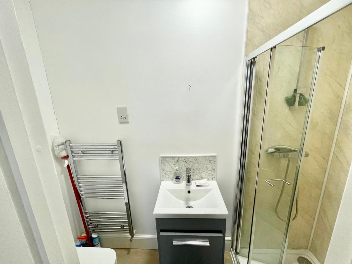 Lovely Self Contained Studio Now Available 伦敦 外观 照片